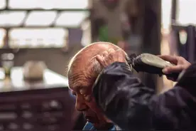 父亲帮我“剃龙头”图片
