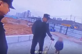 2岁女孩街头迷路狗狗寸步不离图片