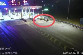 ​男子骑车“狂飙”欲上高速，收费员及时拦截劝返图片