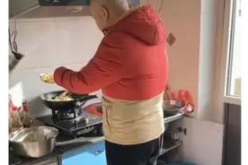男子厨房做饭妻子伸手考验他，丈夫直接油锅捞起食物放在妻子手上图片