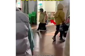 用最强的气势说最怂的话！萌娃惹老师生气后提着书包气势汹汹道歉图片