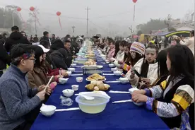 贵州大方：百年牛场苗族跳花节，万人狂欢劲吹民族风图片