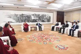 【关注】石泰峰在京会见班禅额尔德尼·确吉杰布图片