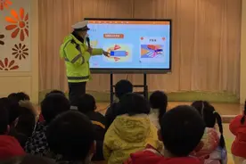 萌娃cos小交警，沉浸式学习交通安全第一课图片