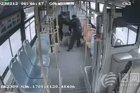 帮七旬老人搬货物 青岛这位公交司机一搬就是一年图片