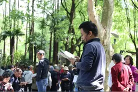 在相亲角读爱情诗，无望的浪漫和明码标价的现实图片