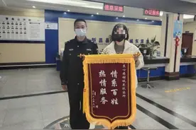 大姐捡了项链不愿承认，民警用了一个小技巧“完璧归赵”图片