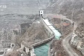 水库开闸放水 保障太行山区冬小麦春灌图片