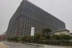 探访湖北鄂州26层养猪大厦：养猪员工进厂前要洗3遍澡，10人可负责全楼工作图片