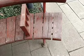 想在绿地休息竟难觅一把“好椅” 这些破损的椅子该修了图片