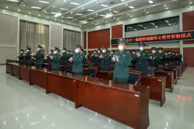 他参加过汶川抗震救灾、跳伞600余次，晋衔！图片