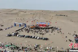 新疆沙漠越野群英会 选手“沙场”驰骋显身手图片