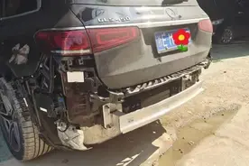 什么情况？外卖小哥在奔驰车上写满“对不起”，车主却…图片