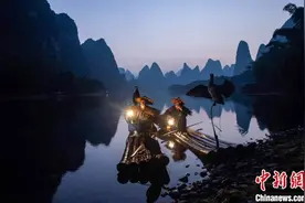 活跃在桂林漓江上的“渔民模特”：吃上“旅游饭”图片