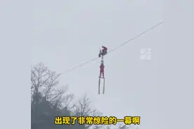 钢丝绳表演中摩托车发生故障，男子高空推车缓慢返回，目击者：半个多小时后才安全达到图片