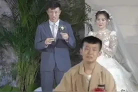 姐姐结婚那天弟弟有多难过 弟弟现场献舞 边跳边哭图片