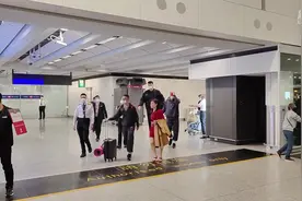 中国男篮抵达香港备战世预赛图片