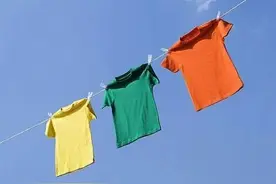 洗好衣服，正着晒还是反着晒？很多人都做错了，难怪衣服旧得快！图片
