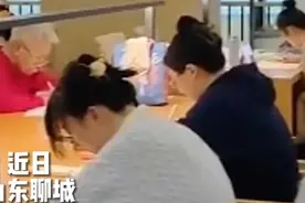 图书馆偶遇白发苍苍的老奶奶在认真读书做记录图片