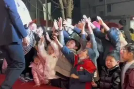 弟弟抢不到礼物默默委屈，姐姐霸气安慰后弟弟哭了……图片