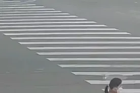 三轮车公路上不慎侧翻，归队途中的消防员出手援助图片