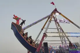 男子无保护措施淡定站上“海盗船”，官方：有安全隐患，再发现会劝阻图片