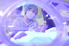 武汉市第一医院开设“日间光疗室”，黄疸宝宝不住院也可照蓝光图片