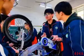 果然视频|自制教具和自行车搬进课堂，“宝藏”老师上演花式教学图片