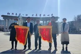 锦旗就是教育者的丰碑！济南高新区实验中学用心育人获家长点赞图片