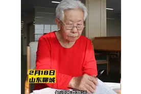 因认真读书而走红，83岁励志奶奶和她的图书馆图片