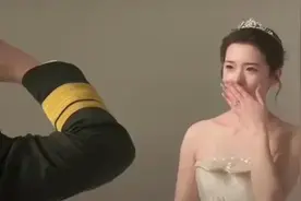 #军嫂拍摄婚纱照接受丈夫敬礼时不禁潸然泪下# 现场让人瞬间破防了图片