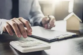 180万经营贷变房贷，银行告了！法院：赶紧还钱，否则拍卖房子图片