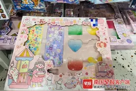 “咕卡”玩法花样百出，成小学女生最新“社交密码”，你家娃在玩吗？图片