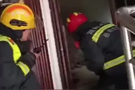 家中突然起火，狗狗拼命挠门叫醒熟睡中的主人图片