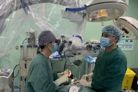 江北区首例显微镜下颈椎后纵韧带骨化前路减压融合术成功开展图片