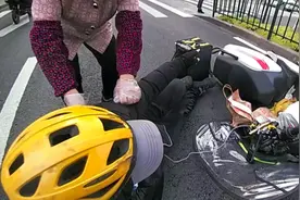外卖小哥送餐途中摔伤，执勤交警出手帮忙准时送达图片