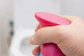 安徽芜湖整治校园厕所卫生：使用去味球和除臭设备，保证无异味图片