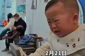视频丨二月二龙抬头，姥姥带外孙理发，小家伙不配合委屈直掉泪图片
