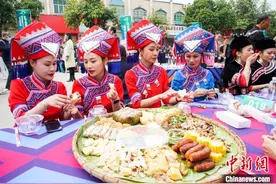 中国—越南国际边关“春龙节”：千人长桌叙情谊 百人天琴唱未来图片