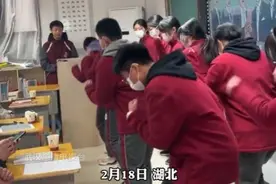 家长会上学生们跳开场舞表演，家长们纷纷拿出手机拍照纪念，网友：看得出来一定是自愿的图片