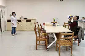 中年男突发脑梗后肢体偏瘫，系统康复后成了患友眼中的“排球健将”图片