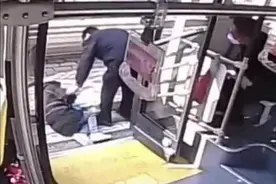 公交司机掏钱给乘客叫网约车，啥情况？图片