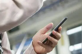 手机刚激活就看到满屏应用，“软”件为何“硬”装？图片