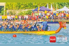 三亚：奋楫击水赛龙舟图片