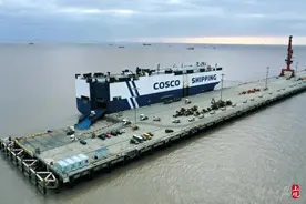 中远海运旗下中国最大汽车船满载2056件国货出海图片