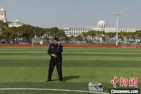 江西一高校保安校园唱跳走红网络图片