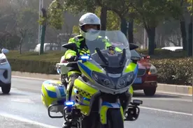 孕妇临产遇上晚高峰 枣庄薛城交警“狂飙”开道图片