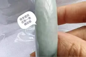 追踪到底丨直播间翡翠毛货到手后“见光死”，商家拒退货 消费者：未如实告知瑕疵图片