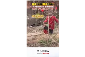 87岁太奶奶和2岁重孙相约出门，网友: 两个人凑不齐一副牙图片