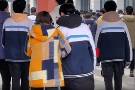 老师课间手挽学生边走边聊，这样有爱的场景还有很多图片